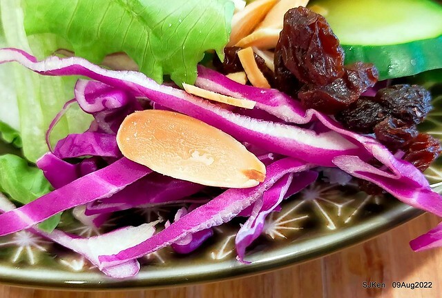「山茶咖啡 ---芝麻海苔滿滿超值早餐套餐」(Breakfast of Bread with Sesame & nore dumpling , salad & tea), Taipei, Taiwan, Aug 9, 2022.