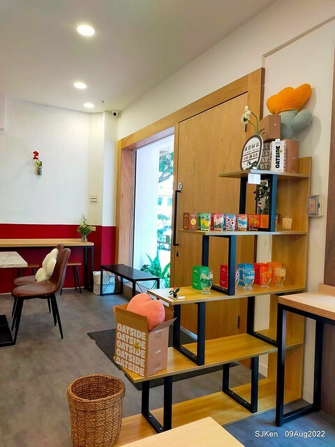 「山茶咖啡 ---芝麻海苔滿滿超值早餐套餐」(Breakfast of Bread with Sesame & nore dumpling , salad & tea), Taipei, Taiwan, Aug 9, 2022.