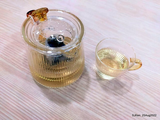 「山茶咖啡」--- 「番茄鮪魚口味蛋沙拉麵包 + 綜合沙拉 + 玉子燒 + 地瓜 +金萱茶」(Breakfast bread with tomato & tuna at Suncha coffee shop), Taipei, Taiwan, SJKen, Aug 25, 2022.