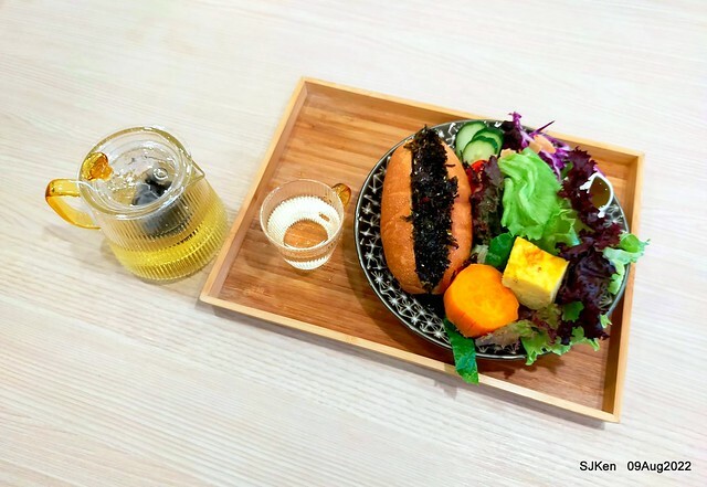 「山茶咖啡 ---芝麻海苔滿滿超值早餐套餐」(Breakfast of Bread with Sesame & nore dumpling , salad & tea), Taipei, Taiwan, Aug 9, 2022.