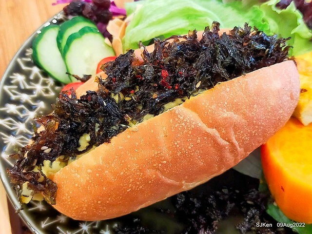 「山茶咖啡 ---芝麻海苔滿滿超值早餐套餐」(Breakfast of Bread with Sesame & nore dumpling , salad & tea), Taipei, Taiwan, Aug 9, 2022.