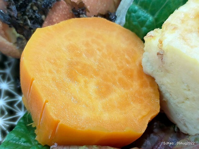 「山茶咖啡 ---芝麻海苔滿滿超值早餐套餐」(Breakfast of Bread with Sesame & nore dumpling , salad & tea), Taipei, Taiwan, Aug 9, 2022.