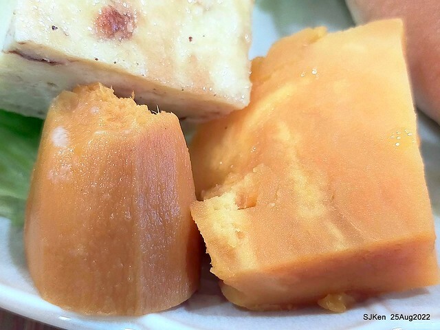 「山茶咖啡」--- 「番茄鮪魚口味蛋沙拉麵包 + 綜合沙拉 + 玉子燒 + 地瓜 +金萱茶」(Breakfast bread with tomato & tuna at Suncha coffee shop), Taipei, Taiwan, SJKen, Aug 25, 2022.