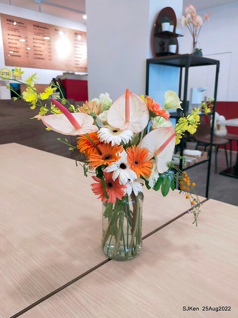 「山茶咖啡」--- 「番茄鮪魚口味蛋沙拉麵包 + 綜合沙拉 + 玉子燒 + 地瓜 +金萱茶」(Breakfast bread with tomato & tuna at Suncha coffee shop), Taipei, Taiwan, SJKen, Aug 25, 2022.