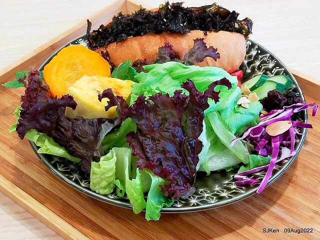 「山茶咖啡 ---芝麻海苔滿滿超值早餐套餐」(Breakfast of Bread with Sesame & nore dumpling , salad & tea), Taipei, Taiwan, Aug 9, 2022.