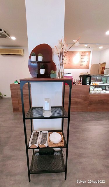 「山茶咖啡」--- 「番茄鮪魚口味蛋沙拉麵包 + 綜合沙拉 + 玉子燒 + 地瓜 +金萱茶」(Breakfast bread with tomato & tuna at Suncha coffee shop), Taipei, Taiwan, SJKen, Aug 25, 2022.