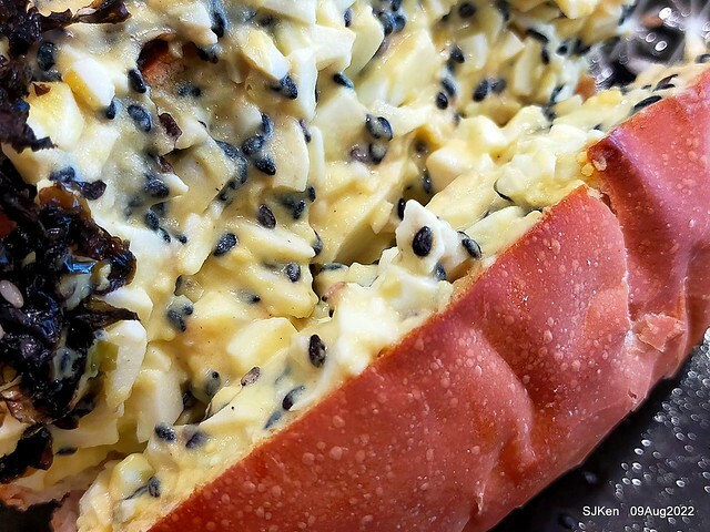 「山茶咖啡 ---芝麻海苔滿滿超值早餐套餐」(Breakfast of Bread with Sesame & nore dumpling , salad & tea), Taipei, Taiwan, Aug 9, 2022.