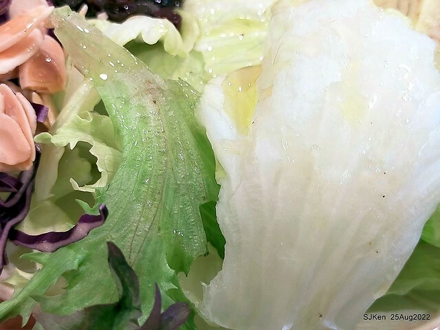 「山茶咖啡」--- 「番茄鮪魚口味蛋沙拉麵包 + 綜合沙拉 + 玉子燒 + 地瓜 +金萱茶」(Breakfast bread with tomato & tuna at Suncha coffee shop), Taipei, Taiwan, SJKen, Aug 25, 2022.