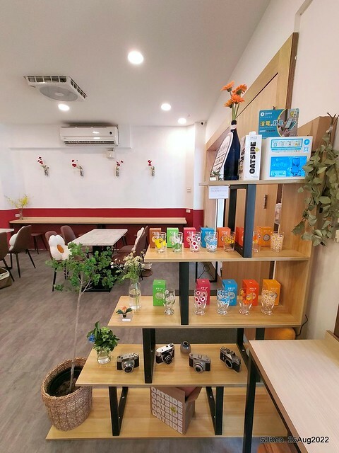 「山茶咖啡」--- 「番茄鮪魚口味蛋沙拉麵包 + 綜合沙拉 + 玉子燒 + 地瓜 +金萱茶」(Breakfast bread with tomato & tuna at Suncha coffee shop), Taipei, Taiwan, SJKen, Aug 25, 2022.