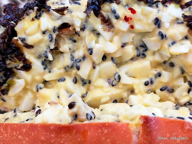 「山茶咖啡 ---芝麻海苔滿滿超值早餐套餐」(Breakfast of Bread with Sesame & nore dumpling , salad & tea), Taipei, Taiwan, Aug 9, 2022.