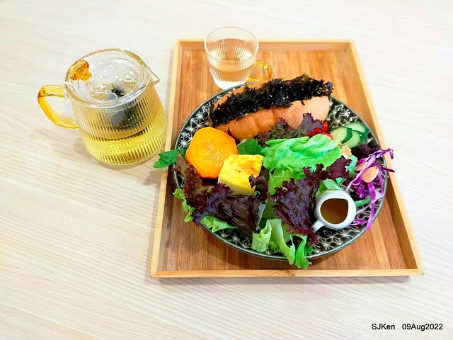 「山茶咖啡 ---芝麻海苔滿滿超值早餐套餐」(Breakfast of Bread with Sesame & nore dumpling , salad & tea), Taipei, Taiwan, Aug 9, 2022.