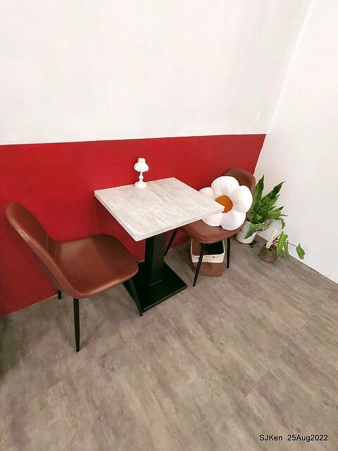 「山茶咖啡」--- 「番茄鮪魚口味蛋沙拉麵包 + 綜合沙拉 + 玉子燒 + 地瓜 +金萱茶」(Breakfast bread with tomato & tuna at Suncha coffee shop), Taipei, Taiwan, SJKen, Aug 25, 2022.