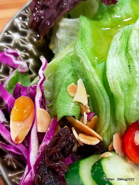 「山茶咖啡 ---芝麻海苔滿滿超值早餐套餐」(Breakfast of Bread with Sesame & nore dumpling , salad & tea), Taipei, Taiwan, Aug 9, 2022.