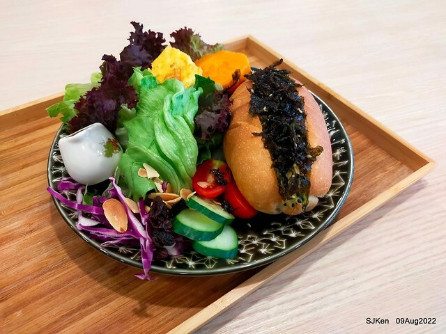 「山茶咖啡 ---芝麻海苔滿滿超值早餐套餐」(Breakfast of Bread with Sesame & nore dumpling , salad & tea), Taipei, Taiwan, Aug 9, 2022.