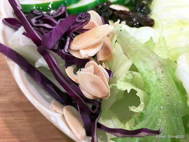 「山茶咖啡」--- 「番茄鮪魚口味蛋沙拉麵包 + 綜合沙拉 + 玉子燒 + 地瓜 +金萱茶」(Breakfast bread with tomato & tuna at Suncha coffee shop), Taipei, Taiwan, SJKen, Aug 25, 2022.