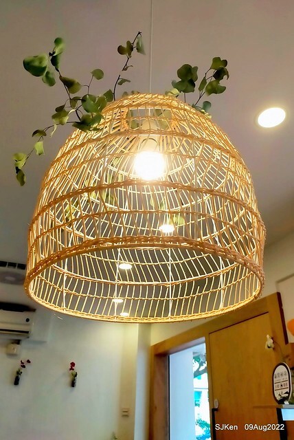 「山茶咖啡 ---芝麻海苔滿滿超值早餐套餐」(Breakfast of Bread with Sesame & nore dumpling , salad & tea), Taipei, Taiwan, Aug 9, 2022.