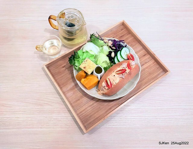 「山茶咖啡」--- 「番茄鮪魚口味蛋沙拉麵包 + 綜合沙拉 + 玉子燒 + 地瓜 +金萱茶」(Breakfast bread with tomato & tuna at Suncha coffee shop), Taipei, Taiwan, SJKen, Aug 25, 2022.
