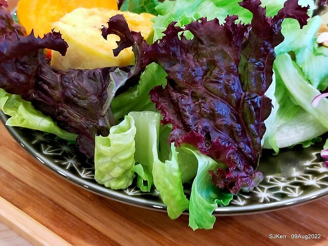 「山茶咖啡 ---芝麻海苔滿滿超值早餐套餐」(Breakfast of Bread with Sesame & nore dumpling , salad & tea), Taipei, Taiwan, Aug 9, 2022.