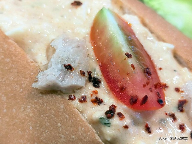 「山茶咖啡」--- 「番茄鮪魚口味蛋沙拉麵包 + 綜合沙拉 + 玉子燒 + 地瓜 +金萱茶」(Breakfast bread with tomato & tuna at Suncha coffee shop), Taipei, Taiwan, SJKen, Aug 25, 2022.