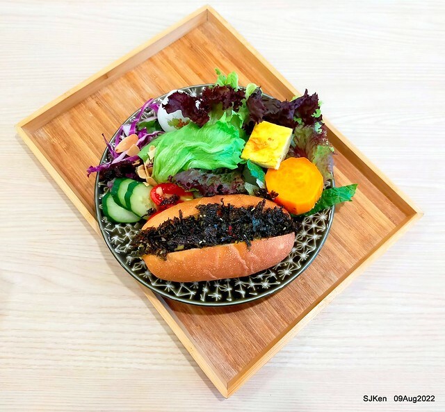「山茶咖啡 ---芝麻海苔滿滿超值早餐套餐」(Breakfast of Bread with Sesame & nore dumpling , salad & tea), Taipei, Taiwan, Aug 9, 2022.