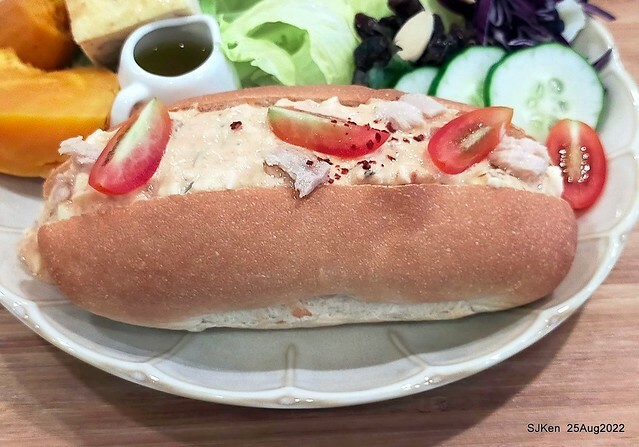 「山茶咖啡」--- 「番茄鮪魚口味蛋沙拉麵包 + 綜合沙拉 + 玉子燒 + 地瓜 +金萱茶」(Breakfast bread with tomato & tuna at Suncha coffee shop), Taipei, Taiwan, SJKen, Aug 25, 2022.