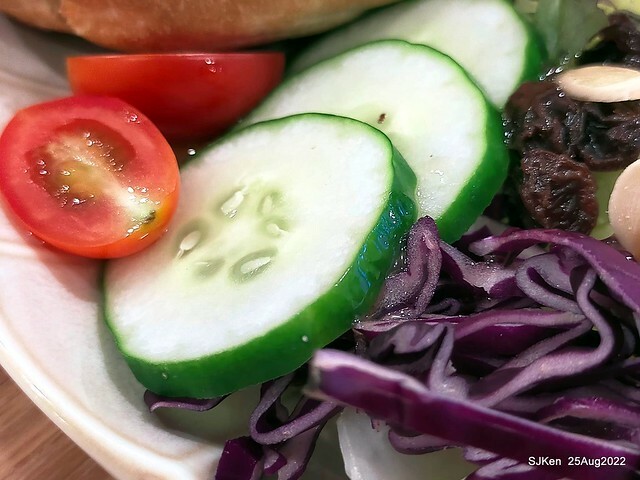 「山茶咖啡」--- 「番茄鮪魚口味蛋沙拉麵包 + 綜合沙拉 + 玉子燒 + 地瓜 +金萱茶」(Breakfast bread with tomato & tuna at Suncha coffee shop), Taipei, Taiwan, SJKen, Aug 25, 2022.