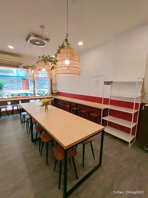 「山茶咖啡」--- 「番茄鮪魚口味蛋沙拉麵包 + 綜合沙拉 + 玉子燒 + 地瓜 +金萱茶」(Breakfast bread with tomato & tuna at Suncha coffee shop), Taipei, Taiwan, SJKen, Aug 25, 2022.