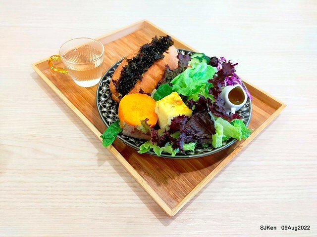 「山茶咖啡 ---芝麻海苔滿滿超值早餐套餐」(Breakfast of Bread with Sesame & nore dumpling , salad & tea), Taipei, Taiwan, Aug 9, 2022.