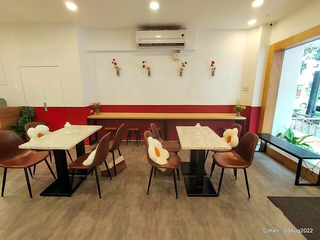 「山茶咖啡 ---芝麻海苔滿滿超值早餐套餐」(Breakfast of Bread with Sesame & nore dumpling , salad & tea), Taipei, Taiwan, Aug 9, 2022.