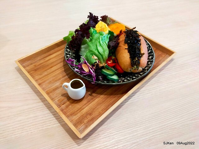 「山茶咖啡 ---芝麻海苔滿滿超值早餐套餐」(Breakfast of Bread with Sesame & nore dumpling , salad & tea), Taipei, Taiwan, Aug 9, 2022.