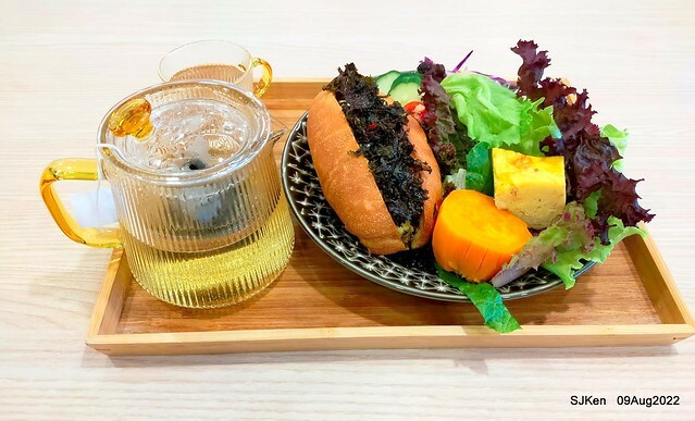 「山茶咖啡 ---芝麻海苔滿滿超值早餐套餐」(Breakfast of Bread with Sesame & nore dumpling , salad & tea), Taipei, Taiwan, Aug 9, 2022.