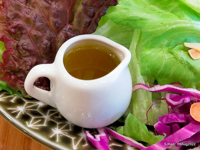 「山茶咖啡 ---芝麻海苔滿滿超值早餐套餐」(Breakfast of Bread with Sesame & nore dumpling , salad & tea), Taipei, Taiwan, Aug 9, 2022.