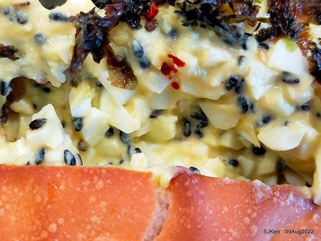 「山茶咖啡 ---芝麻海苔滿滿超值早餐套餐」(Breakfast of Bread with Sesame & nore dumpling , salad & tea), Taipei, Taiwan, Aug 9, 2022.