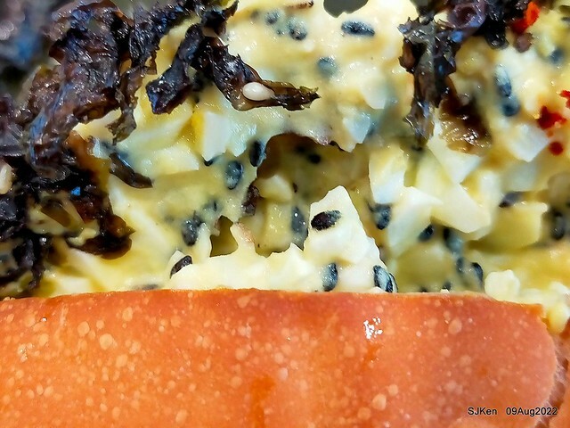「山茶咖啡 ---芝麻海苔滿滿超值早餐套餐」(Breakfast of Bread with Sesame & nore dumpling , salad & tea), Taipei, Taiwan, Aug 9, 2022.
