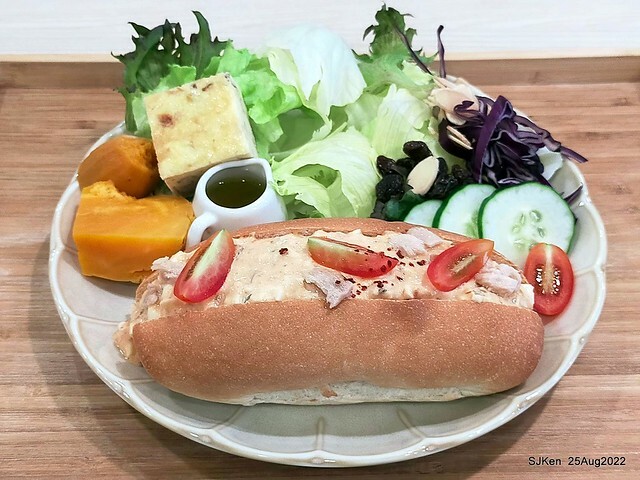 「山茶咖啡」--- 「番茄鮪魚口味蛋沙拉麵包 + 綜合沙拉 + 玉子燒 + 地瓜 +金萱茶」(Breakfast bread with tomato & tuna at Suncha coffee shop), Taipei, Taiwan, SJKen, Aug 25, 2022.