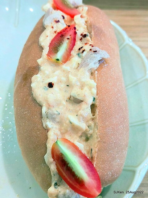「山茶咖啡」--- 「番茄鮪魚口味蛋沙拉麵包 + 綜合沙拉 + 玉子燒 + 地瓜 +金萱茶」(Breakfast bread with tomato & tuna at Suncha coffee shop), Taipei, Taiwan, SJKen, Aug 25, 2022.