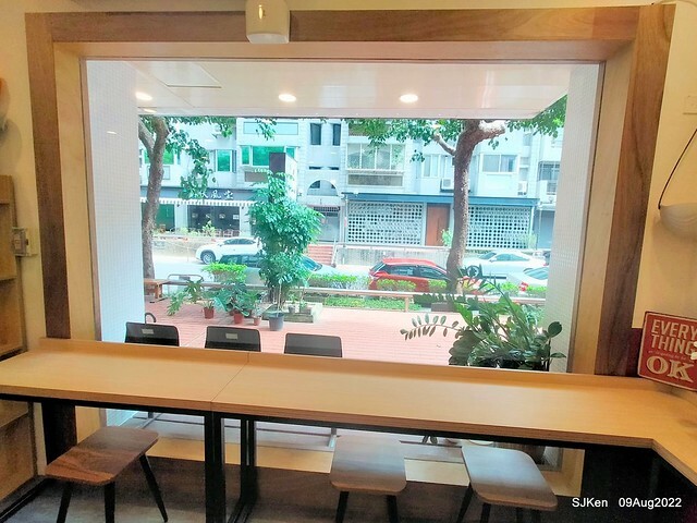 「山茶咖啡 ---芝麻海苔滿滿超值早餐套餐」(Breakfast of Bread with Sesame & nore dumpling , salad & tea), Taipei, Taiwan, Aug 9, 2022.