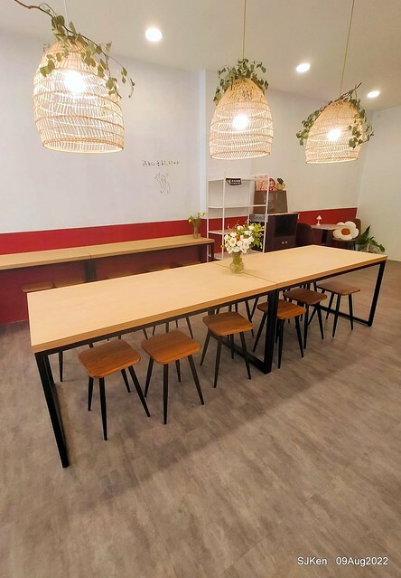 「山茶咖啡 ---芝麻海苔滿滿超值早餐套餐」(Breakfast of Bread with Sesame & nore dumpling , salad & tea), Taipei, Taiwan, Aug 9, 2022.