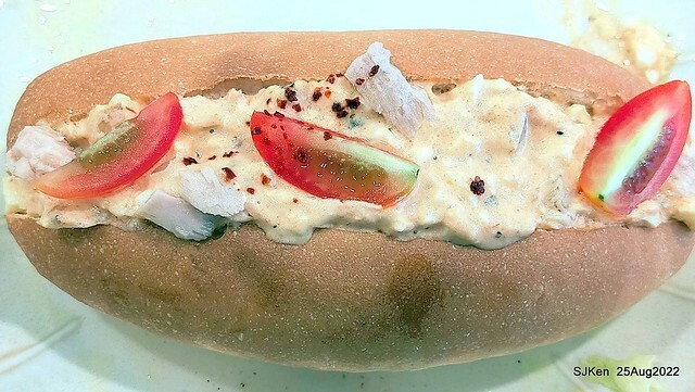 「山茶咖啡」--- 「番茄鮪魚口味蛋沙拉麵包 + 綜合沙拉 + 玉子燒 + 地瓜 +金萱茶」(Breakfast bread with tomato & tuna at Suncha coffee shop), Taipei, Taiwan, SJKen, Aug 25, 2022.