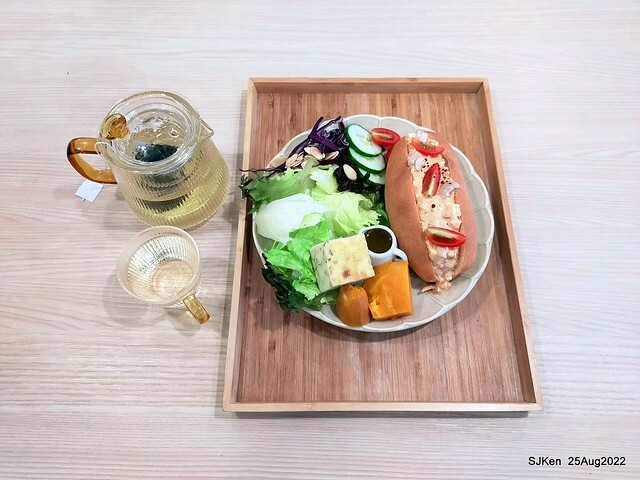 「山茶咖啡」--- 「番茄鮪魚口味蛋沙拉麵包 + 綜合沙拉 + 玉子燒 + 地瓜 +金萱茶」(Breakfast bread with tomato & tuna at Suncha coffee shop), Taipei, Taiwan, SJKen, Aug 25, 2022.