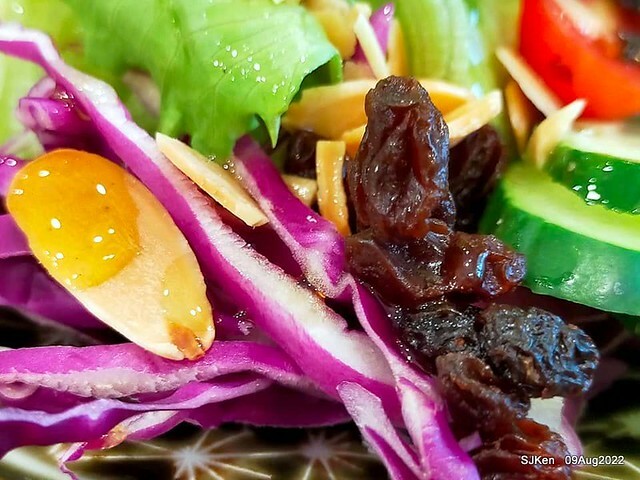 「山茶咖啡 ---芝麻海苔滿滿超值早餐套餐」(Breakfast of Bread with Sesame & nore dumpling , salad & tea), Taipei, Taiwan, Aug 9, 2022.