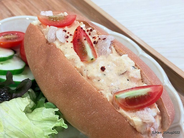「山茶咖啡」--- 「番茄鮪魚口味蛋沙拉麵包 + 綜合沙拉 + 玉子燒 + 地瓜 +金萱茶」(Breakfast bread with tomato & tuna at Suncha coffee shop), Taipei, Taiwan, SJKen, Aug 25, 2022.