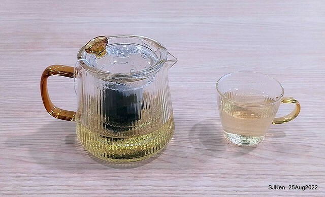 「山茶咖啡」--- 「番茄鮪魚口味蛋沙拉麵包 + 綜合沙拉 + 玉子燒 + 地瓜 +金萱茶」(Breakfast bread with tomato & tuna at Suncha coffee shop), Taipei, Taiwan, SJKen, Aug 25, 2022.