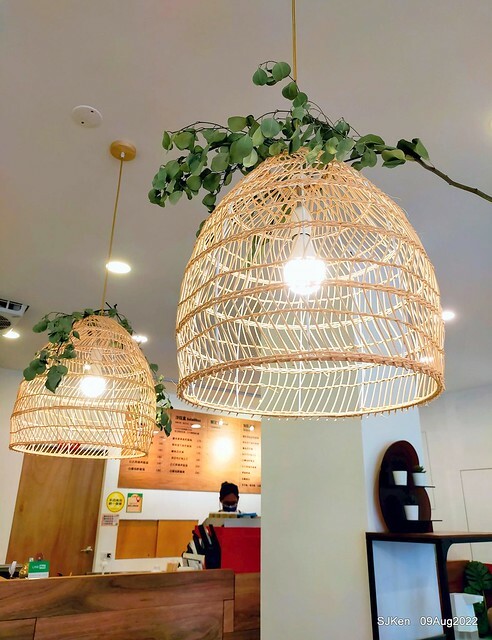「山茶咖啡 ---芝麻海苔滿滿超值早餐套餐」(Breakfast of Bread with Sesame & nore dumpling , salad & tea), Taipei, Taiwan, Aug 9, 2022.