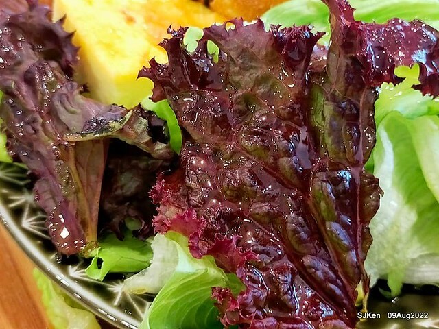 「山茶咖啡 ---芝麻海苔滿滿超值早餐套餐」(Breakfast of Bread with Sesame & nore dumpling , salad & tea), Taipei, Taiwan, Aug 9, 2022.