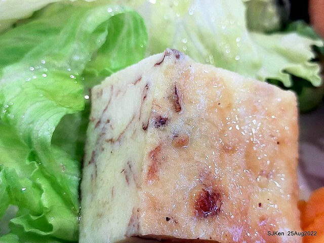 「山茶咖啡」--- 「番茄鮪魚口味蛋沙拉麵包 + 綜合沙拉 + 玉子燒 + 地瓜 +金萱茶」(Breakfast bread with tomato & tuna at Suncha coffee shop), Taipei, Taiwan, SJKen, Aug 25, 2022.