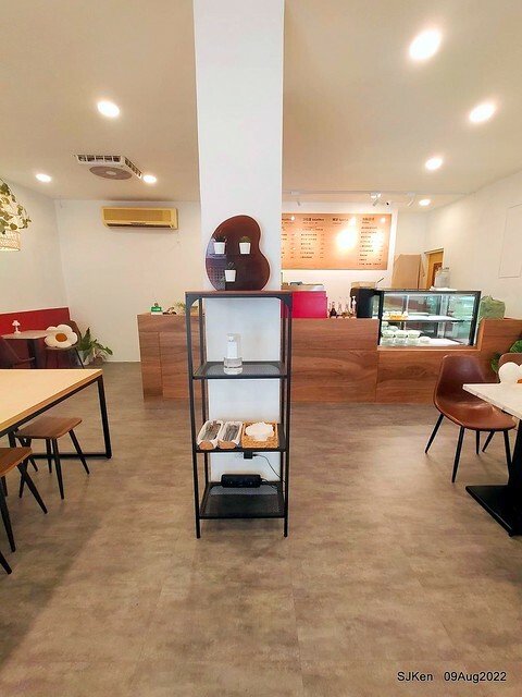 「山茶咖啡 ---芝麻海苔滿滿超值早餐套餐」(Breakfast of Bread with Sesame & nore dumpling , salad & tea), Taipei, Taiwan, Aug 9, 2022.