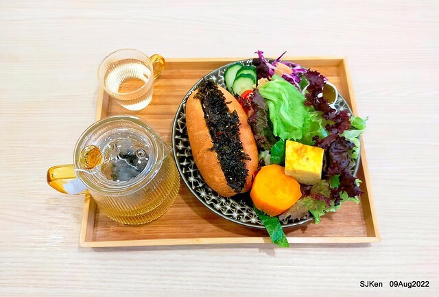 「山茶咖啡 ---芝麻海苔滿滿超值早餐套餐」(Breakfast of Bread with Sesame & nore dumpling , salad & tea), Taipei, Taiwan, Aug 9, 2022.
