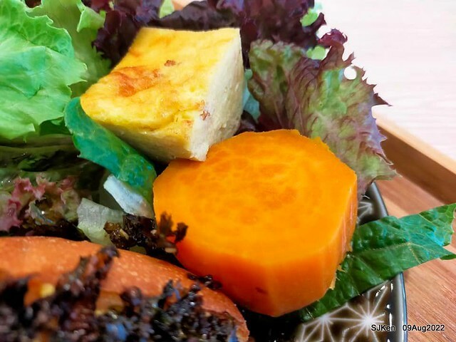 「山茶咖啡 ---芝麻海苔滿滿超值早餐套餐」(Breakfast of Bread with Sesame & nore dumpling , salad & tea), Taipei, Taiwan, Aug 9, 2022.