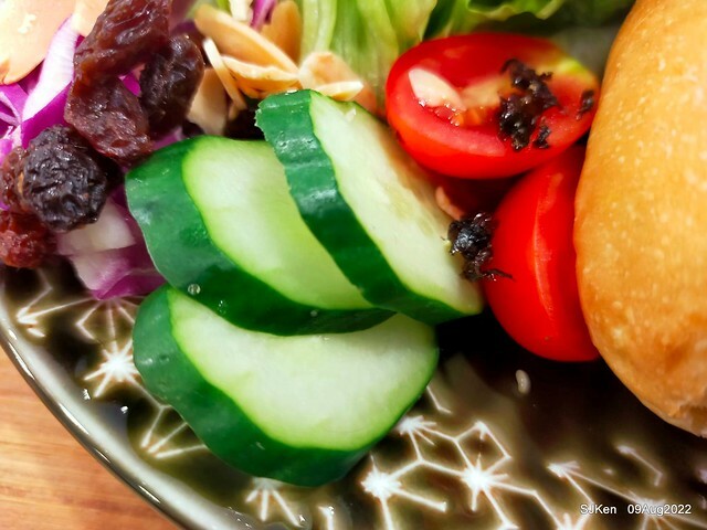 「山茶咖啡 ---芝麻海苔滿滿超值早餐套餐」(Breakfast of Bread with Sesame & nore dumpling , salad & tea), Taipei, Taiwan, Aug 9, 2022.